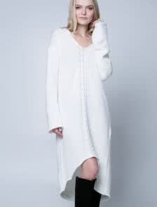 Белое вязаное платье с асимметрией