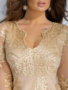 Красивое вечернее платье с золотым кружевом и прозрачными рукавами