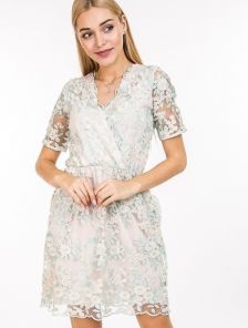 Нежное платье с цветочной вышивкой
