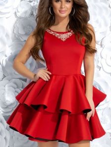 Красное короткое платье с пышной двойной юбкой и облегающим верхом