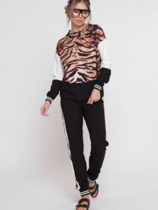 Женский спортивный костюм с леопардовым принтом