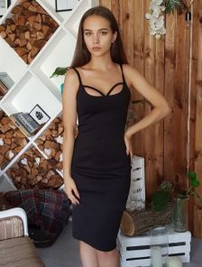 Сексуальное черное мини платье с разрезом на ноге
