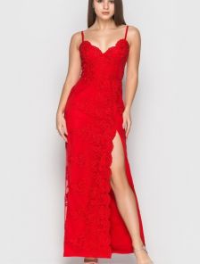 Красное длинное кружевное платье с вырезом на ноге