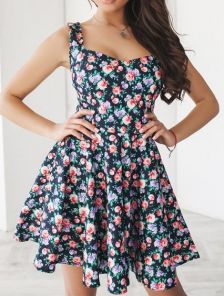 Короткое летнее платье с цветочным принтом