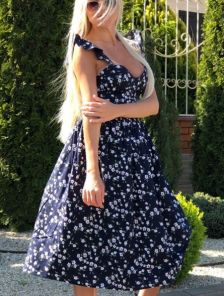 Летнее синее платье с цветочным принтом