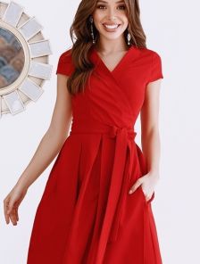 Летнее красное платье на запах с карманами