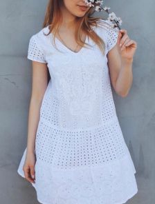 Приталеное белое летнее платье с коротким рукавом и перфорацией