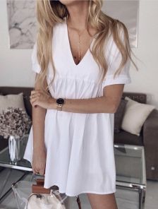 Белое короткое свободное платье с вырезом