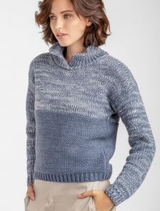 Теплый укороченный свитер прямого силуэта с воротником-стойка