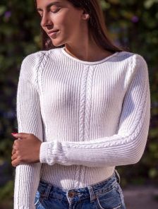 Белый женский свитер с мягкой пряжи