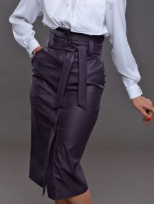 Стильная черная кожаная юбка длины миди с карманами и поясом