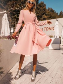 Розовое короткое платье с запахом до колена