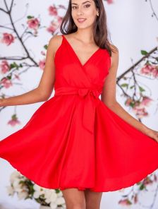 Красное шелковое коктейльное платье на бретелях