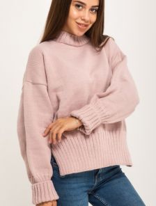 Розовый вязаный зимний свитер с объемным рукавом и разрезами