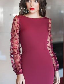 Бордовое платье по фигуре с поясом и принтованным рукавом длины миди