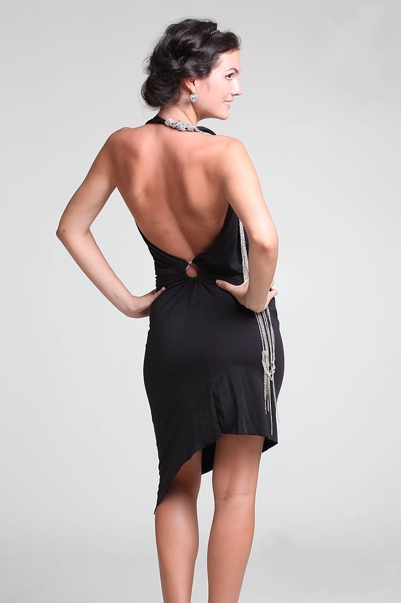 Короткое черное платье с открытой спиной и ассиметричной юбкой