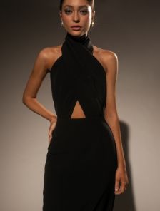 Черное нарядное длинное платье с открытой спиной и плечами
